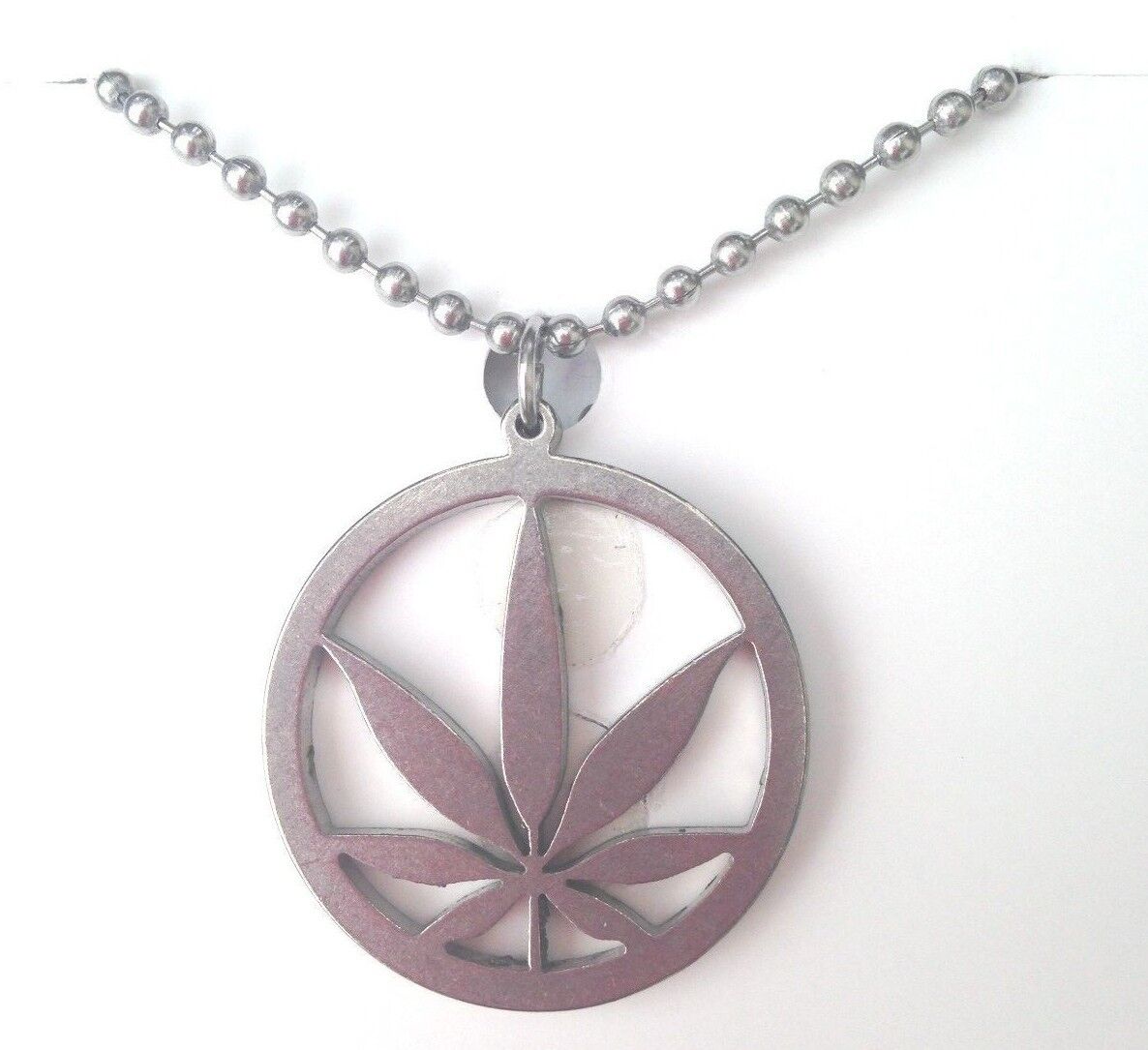 JEWELRY Pot Edition marijuana leaf pendant necklace made of stainless steel.